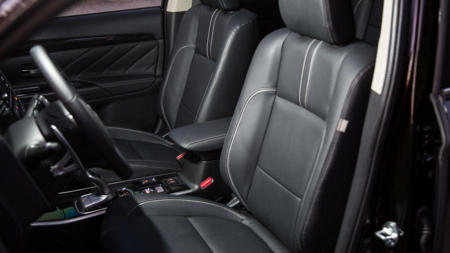 Интерьер Mitsubishi Outlander PHEV 2017 года  (NA) (фото 55 из 70)
